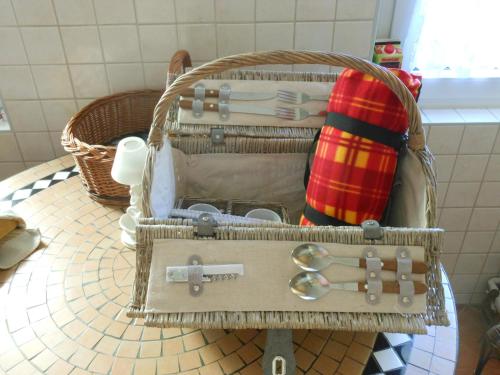 a basket with utensils in it on a table at Pension im Oderbruch in Manschnow