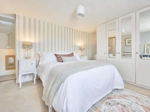 Dormitorio blanco con cama blanca grande y alfombra en 4 Bed in Braithwaite SZ533 en Braithwaite
