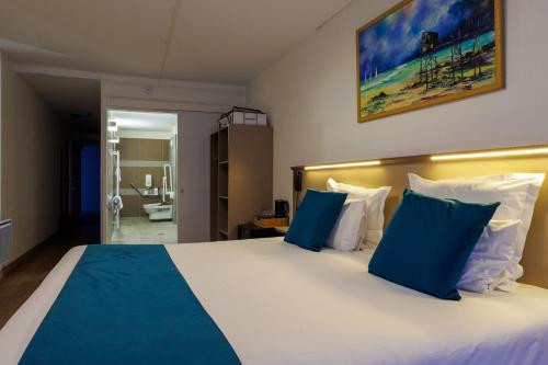 Logis Hôtel Le Rocheloisにあるベッド