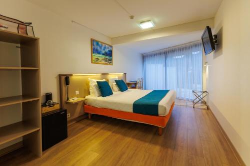 Logis Hôtel Le Rocheloisにあるベッド