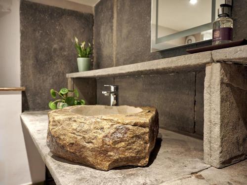 a bathroom with a stone sink in the middle at 4 Bed in Sedbergh SZ595 in Milnthorpe