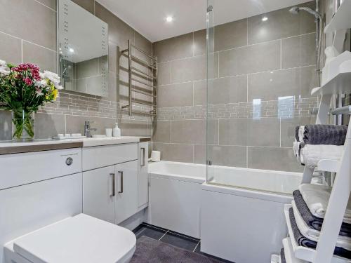 uma casa de banho com um WC e uma banheira. em 2 Bed in Tarbert 85374 em Tarbert