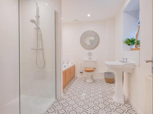 y baño con ducha, lavabo y aseo. en 4 Bed in Eden Valley 85775, en Blencarn