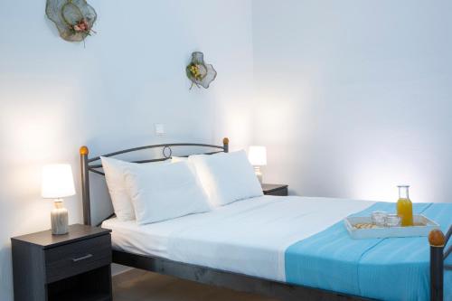 Agoritsa Beachfront Apartment with its own pontoonにあるベッド
