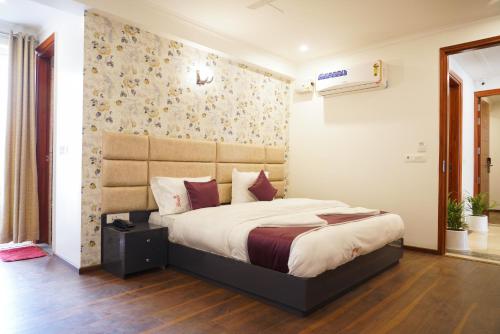 a bedroom with a large bed in a room at Lime Tree Hotel Pulkit Gurgaon-Artemis Hospital, Nearest Metro Huda City Centre in Gurgaon