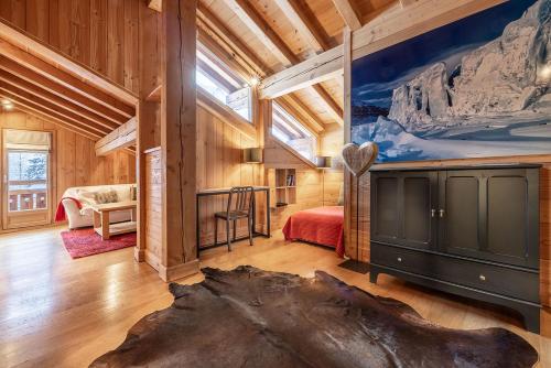 een slaapkamer met een groot raam in een houten huis bij Chalet La Chaumière in Chamonix-Mont-Blanc