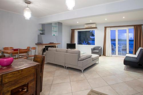 Agoritsa Beachfront Apartment with its own pontoonにあるシーティングエリア