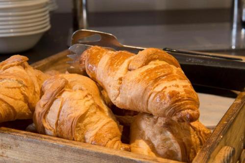 uma bandeja de madeira com croissants e croissants em Holiday Inn Guildford, an IHG Hotel em Guildford