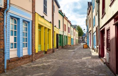 une rue vide avec des bâtiments colorés dans une ruelle dans l'établissement L'Art appart' - T2 - Lit King Size - Proche centre, à Amiens