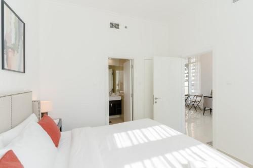 Postel nebo postele na pokoji v ubytování LUXfolio Retreats - Sea & Marina - Dubai Marina
