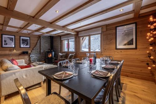 une salle à manger avec une table et un canapé dans l'établissement Chalet La Chaumière, à Chamonix-Mont-Blanc