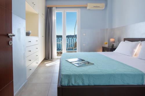Agoritsa Beachfront Apartment with its own pontoonにあるベッド