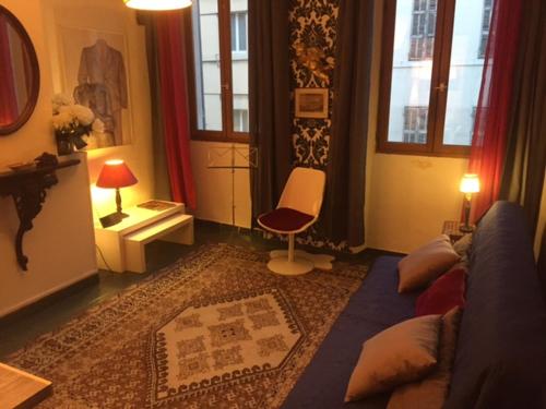 un salon avec un canapé et une chaise dans l'établissement DANIEL, à Marseille