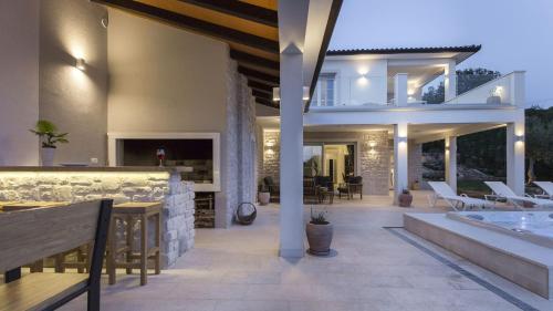 Posezení v ubytování Villa Casta Diva with sea view and wellness