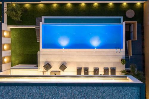 un modelo de edificio con piscina azul en Luxury Villa Dali with Sauna, Whirlpool and Sea view in Medulin only 1,7 km from the beach, en Medulin