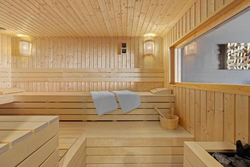 una sauna de madera con dos toallas blancas. en Luxury Villa Dali with Sauna, Whirlpool and Sea view in Medulin only 1,7 km from the beach, en Medulin