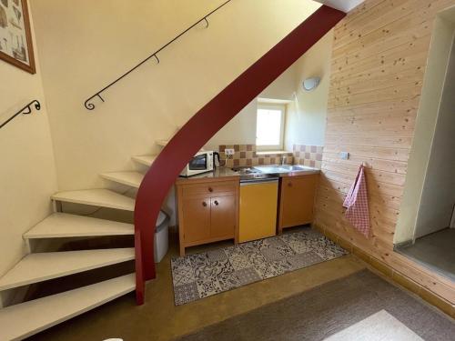 une petite cuisine avec un escalier dans une maison dans l'établissement Auberge de Mazan, à Mazan