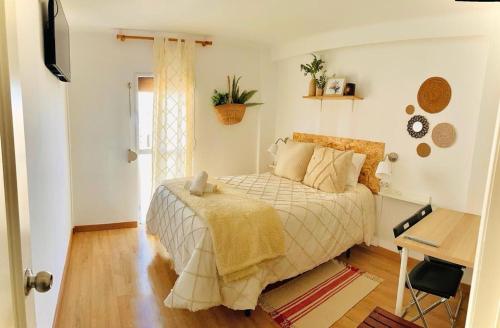 a bedroom with a bed and a desk at Alojamiento Calma in Hospitalet de Llobregat