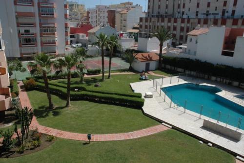 una vista aérea de un parque con piscina y palmeras en Apartamentos Terrasol Plazamar, en Torre del Mar