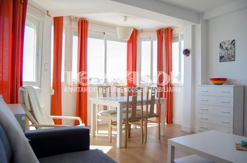 sala de estar con mesa y sillas en una habitación en Apartamentos Terrasol Plazamar, en Torre del Mar