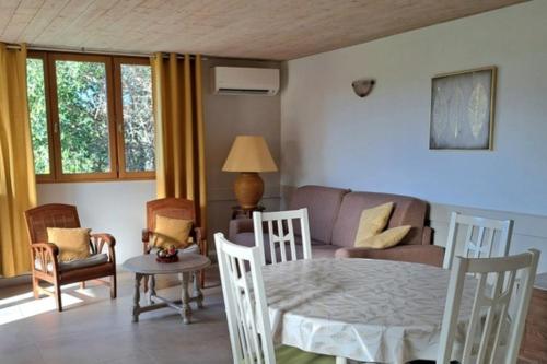 un salon avec un canapé et une table dans l'établissement Gîte De Séjour Les Sables, à Brégnier-Cordon