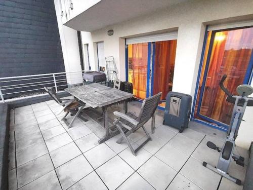 a patio with a table and chairs on a balcony at Studio - Thermes de Mondorf in Mondorf-les-Bains
