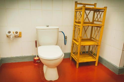 uma casa de banho com um WC branco num quarto em Isange Paradise Resort em Ruhengeri