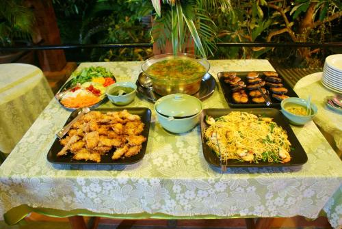 Rock Inn Bailan في كو تشانغ: طاولة عليها عدة أطباق من الطعام