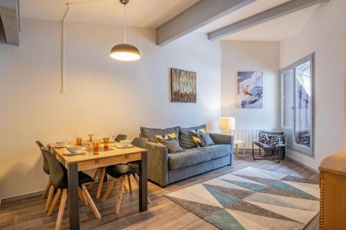 un salon avec une table et un canapé dans l'établissement Apartment Lognan 6 Centre Chamonix Mont Blanc, à Chamonix-Mont-Blanc