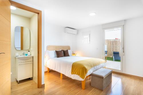 Postel nebo postele na pokoji v ubytování WintowinRentals Huelin Houses con Terraza Chill Out