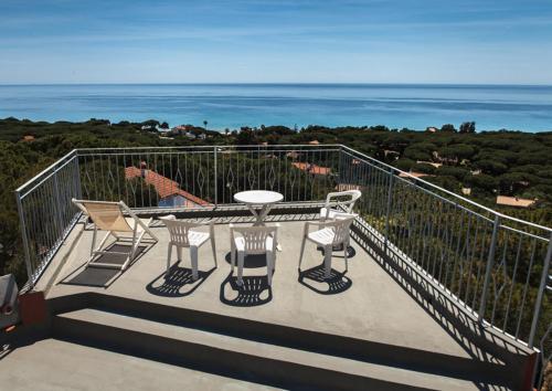 Балкон или терраса в Whole Villa-Seaviews-Private Access Beach@200m