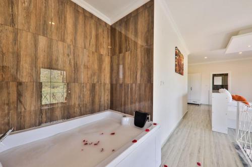 bañera en una habitación con paredes de madera en Villa Yağmur Queen / Kalkan, en Kas