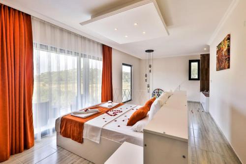 1 dormitorio con cama y ventana grande en Villa Yağmur Queen / Kalkan, en Kas