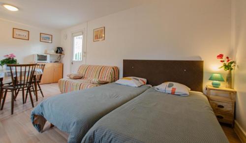 Bouy-LuxembourgにあるLe nid d'hirondellesのベッドルーム1室(ベッド2台付)、リビングルームが備わります。