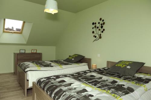 Noë-les-MalletsにあるChez la francineのベッド2台が隣同士に設置された部屋です。