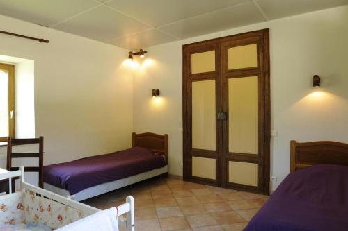 1 dormitorio con 2 camas y puerta corredera en Le cellier aux moines, en Colombé-le-Sec