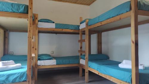 Zimmer mit 3 Etagenbetten in einem Haus in der Unterkunft Ideal para Grupos - Albergue Villanúa "Tritón" in Villanúa