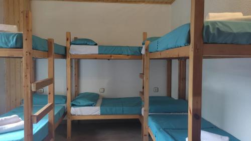 Bunk bed o mga bunk bed sa kuwarto sa Ideal para Grupos - Albergue Villanúa "Tritón"