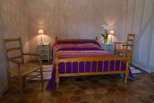 En eller flere senge i et værelse på Les rosiers