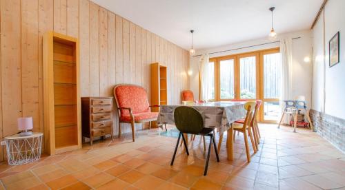 a dining room with a table and chairs at La ferme du chateau in Méry-sur-Seine