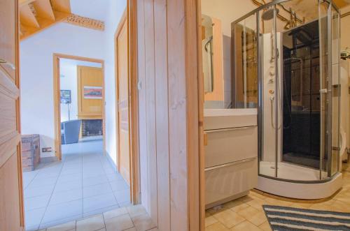 eine Küche mit einer ebenerdigen Dusche und einem Spiegel in der Unterkunft La ferme du chateau in Méry-sur-Seine