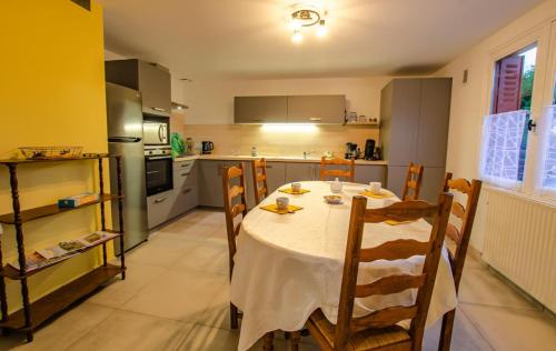 uma cozinha com uma mesa com uma toalha de mesa branca em Le gite de saint martin em Mailly-le-Camp