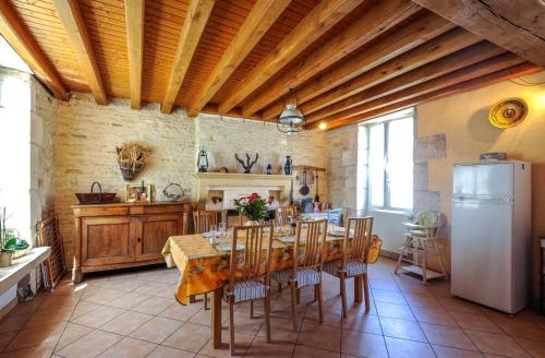 Il dispose d'une grande cuisine avec une table et un réfrigérateur. dans l'établissement La taniere, à Villiers-le-Bois