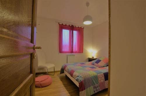 niewielka sypialnia z łóżkiem i oknem w obiekcie Aux traits d'union w mieście Maizières-la-Grande-Paroisse