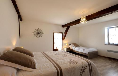 מיטה או מיטות בחדר ב-Le gite du cray
