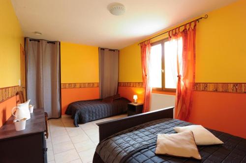 pokój hotelowy z 2 łóżkami i żółtymi ścianami w obiekcie Les fretees w mieście Laines-aux-Bois