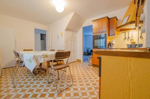 eine Küche mit einem Tisch und Stühlen im Zimmer in der Unterkunft L'arminda in Champfleury