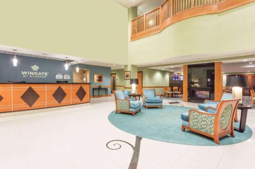 um hall de entrada com cadeiras e uma mesa num hospital em Wingate by Wyndham Richmond Short Pump em Richmond