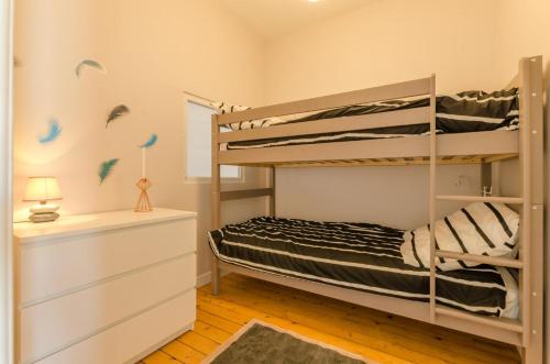 sypialnia z 2 łóżkami piętrowymi i komodą w obiekcie L'alnilia ii w mieście Romilly-sur-Seine