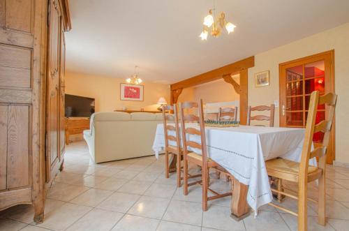 une cuisine et une salle à manger avec une table et des chaises dans l'établissement Derriere les champs, à Avirey-Lingey